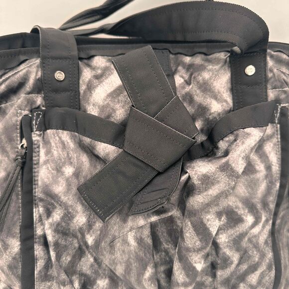 Lululemon Om Zig Zag Chevron Black Gray Pattern Tote Style Bag One Size NEW - Picture 3 of 10